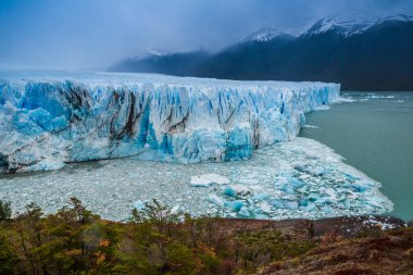 Perito Moreno Buzulu, Arjantin 'in Santa Cruz eyaletindeki Los Glaciares Ulusal Parkı' nda bulunan bir buzuldur. Arjantin Patagonya 'sındaki en önemli turistik merkezlerden biridir.