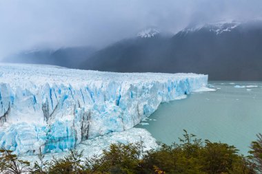 Perito Moreno Buzulu, Arjantin 'in Santa Cruz eyaletindeki Los Glaciares Ulusal Parkı' nda bulunan bir buzuldur. Arjantin Patagonya 'sındaki en önemli turistik merkezlerden biridir.