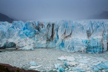 Perito Moreno Buzulu, Arjantin 'in Santa Cruz eyaletindeki Los Glaciares Ulusal Parkı' nda bulunan bir buzuldur. Arjantin Patagonya 'sındaki en önemli turistik merkezlerden biridir.