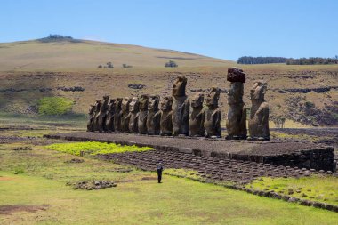 Paskalya Adası 'ndaki Rano Raraku Volkanı' ndaki Moai heykelleri, Rapa Nui Ulusal Parkı, Şili