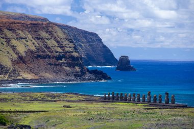 Paskalya Adası 'ndaki Rano Raraku Volkanı' ndaki Moai heykelleri, Rapa Nui Ulusal Parkı, Şili