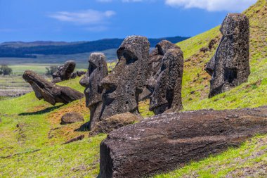 Paskalya Adası 'ndaki Rano Raraku Volkanı' ndaki Moai heykelleri, Rapa Nui Ulusal Parkı, Şili