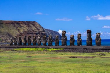Paskalya Adası 'ndaki Rano Raraku Volkanı' ndaki Moai heykelleri, Rapa Nui Ulusal Parkı, Şili