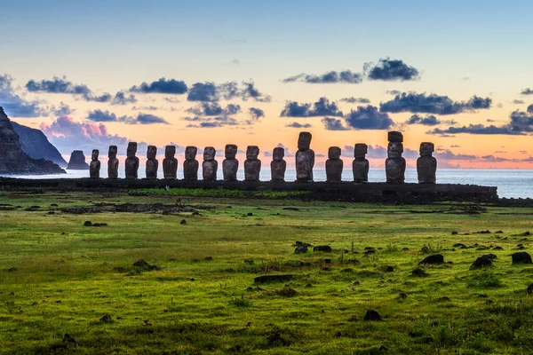 Paskalya Adası 'ndaki Rano Raraku Volkanı' ndaki Moai heykelleri, Rapa Nui Ulusal Parkı, Şili