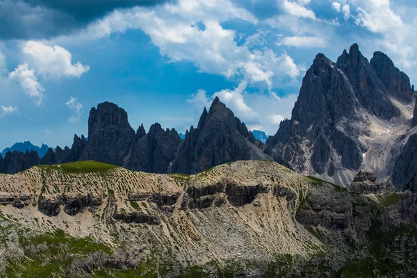 Güzel bir dağlık bölge. Mükemmel mavi gökyüzü ile ünlü Sassolungo zirvesinin manzaralı görüntüsü. Harika Vall Gardena güneş ışığı altında. Majestic Dolomites Dağları. Şaşırtıcı doğa manzarası