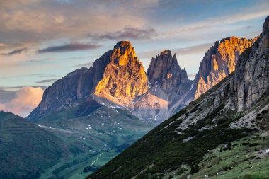 Trentino 'daki Dolomiti Dağı' ndaki manzara ormanı.
