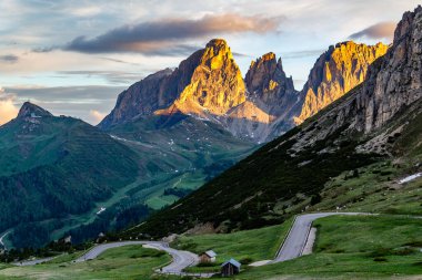 Trentino 'daki Dolomiti Dağı' ndaki manzara ormanı.