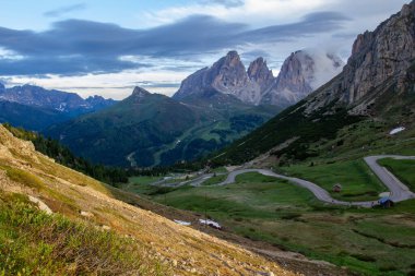 Trentino 'daki Dolomiti Dağı' ndaki manzara ormanı.