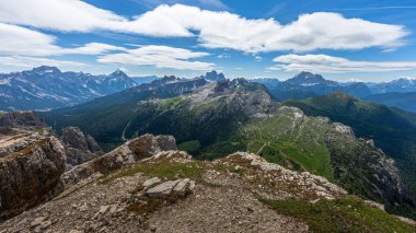 Trentino 'daki Dolomiti Dağı' ndaki manzara ormanı.