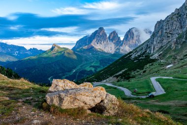 Trentino 'daki Dolomiti Dağı' ndaki manzara ormanı.