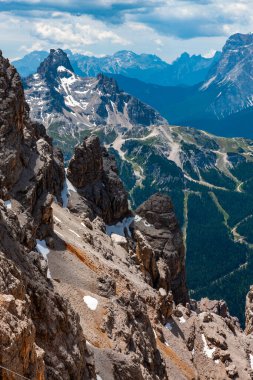 Trentino 'daki Dolomiti Dağı' ndaki manzara ormanı.