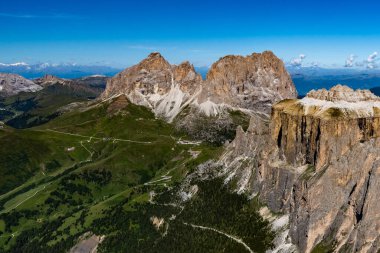 Trentino 'daki Dolomiti Dağı' ndaki manzara ormanı.