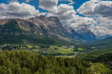 Trentino 'daki Dolomiti Dağı' ndaki manzara ormanı.