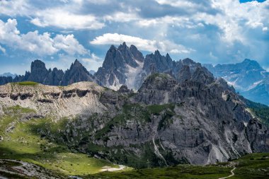 Trentino 'daki Dolomiti Dağı' ndaki manzara ormanı.