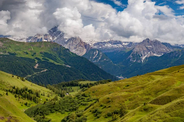 Trentino 'daki Dolomiti Dağı' ndaki manzara ormanı.