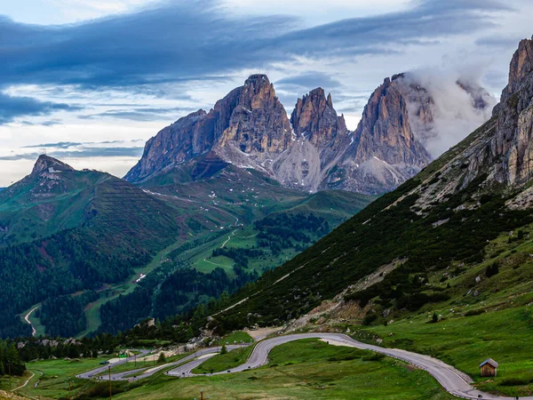 Trentino 'daki Dolomiti Dağı' ndaki manzara ormanı.