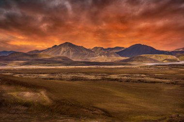 Hverfjall volkanı üzerinde yükselen Myvatn, İzlanda