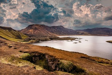 Hverfjall volkanı üzerinde yükselen Myvatn, İzlanda