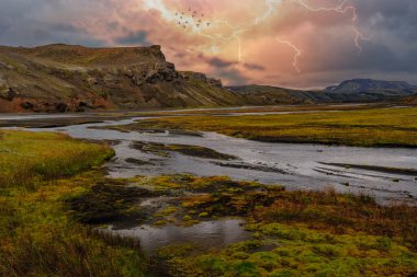 Landmannalaugar 'ın manzara manzarası Renkli dağlar ve Buzul, İzlanda