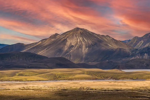 Hverfjall volkanı üzerinde yükselen Myvatn, İzlanda