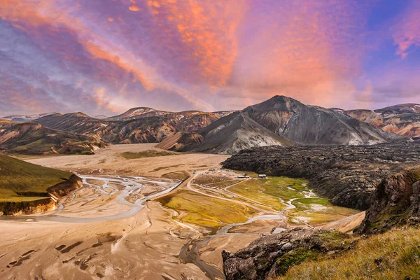 Landmannalaugar 'ın manzara manzarası Renkli dağlar ve Buzul, İzlanda