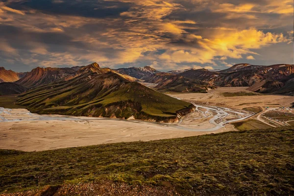 Landmannalaugar 'ın manzara manzarası Renkli dağlar ve Buzul, İzlanda