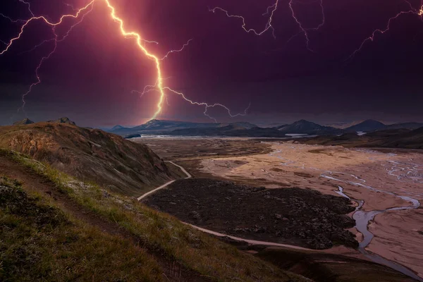 Landmannalaugar 'ın manzara manzarası Renkli dağlar ve Buzul, İzlanda