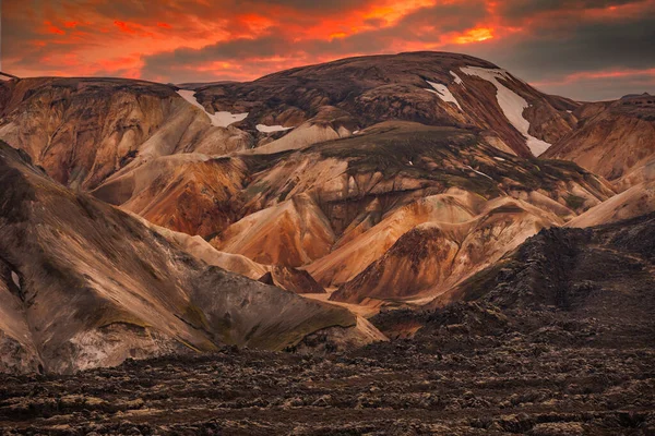 Landmannalaugar 'ın manzara manzarası Renkli dağlar ve Buzul, İzlanda