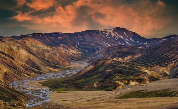 Landmannalaugar 'ın manzara manzarası Renkli dağlar ve Buzul, İzlanda