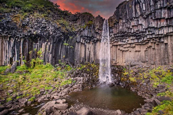 アイスランド 暗い玄武岩溶岩六角形の柱に囲まれた劇的な滝 — ストック写真