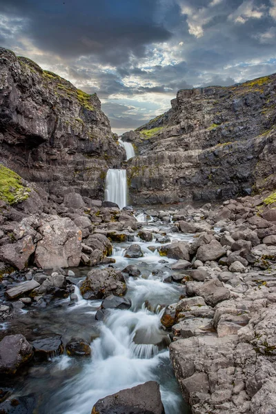 Islandia Dramatyczny Wodospad Otoczony Ciemnymi Bazaltowymi Kolumnami Sześciokątnymi Lawy — Zdjęcie stockowe