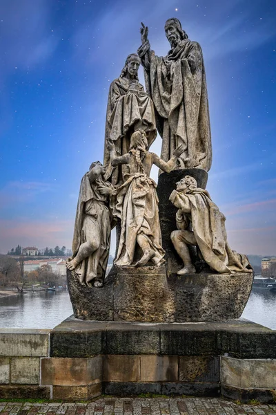 Çek Cumhuriyeti Prag Daki Ünlü Charles Köprüsü Üzerinde Heykel — Stok fotoğraf