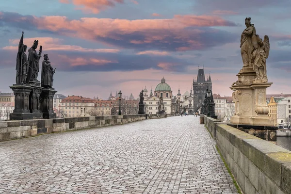 Çek Cumhuriyeti Prag 'daki ünlü Charles Köprüsü üzerinde heykel