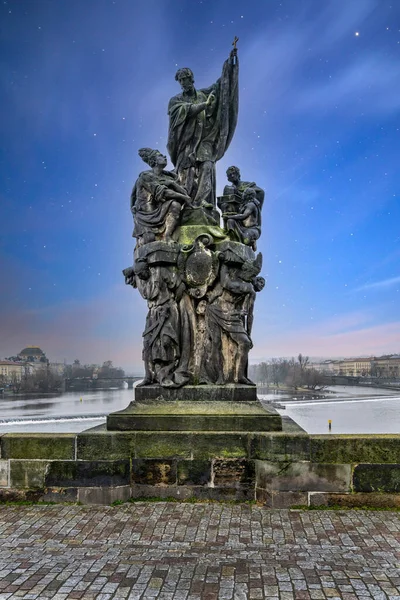 Estátua Famosa Ponte Charles Praga República Tcheca — Fotografia de Stock