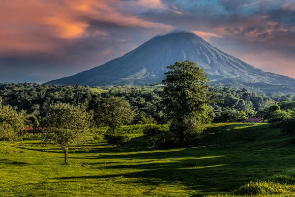 Vulkan Arenal Dominiert Die Landschaft Während Des Untergangs Von Monteverde — Stockfoto