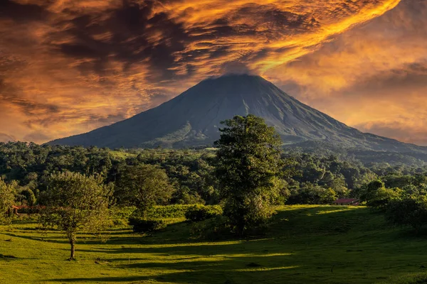 Volcan Arenal Domina Paisaje Durante Puesta Del Sol Como Desde — Foto de Stock