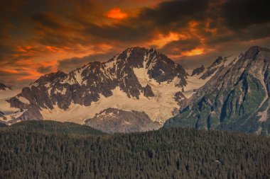 Yazın Alaska 'nın Picturesque Dağları. Kar, kütleleri, buzulları ve kayalık tepeleri kapladı. Güzel doğal arkaplan.