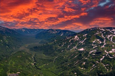 Petropavlovsk-Kamçatsky kentinin panoramik manzarası ve volkanlar: Koryaksky Volkanı, Avacha Volkanı, Kozelsky Volkanı. Rus Uzak Doğusu, Kamçatka Yarımadası.