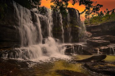 Kolombiya 'daki gökkuşağı nehri ya da beş renk nehri en güzel doğa yerlerinden biridir, adı Kristal Kanyon' dur.