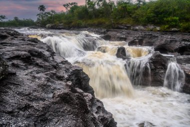 Kolombiya 'daki gökkuşağı nehri ya da beş renk nehri en güzel doğa yerlerinden biridir, adı Kristal Kanyon' dur.
