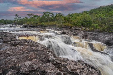 Kolombiya 'daki gökkuşağı nehri ya da beş renk nehri en güzel doğa yerlerinden biridir, adı Kristal Kanyon' dur.