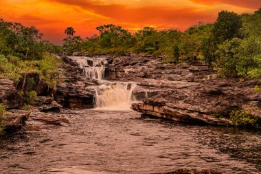 Kolombiya 'daki gökkuşağı nehri ya da beş renk nehri en güzel doğa yerlerinden biridir, adı Kristal Kanyon' dur.