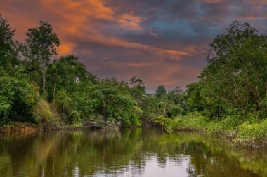 Nehir vadisi ve dağlar Kolombiya gün batımı