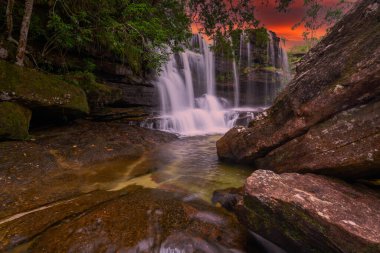 Kolombiya 'daki gökkuşağı nehri ya da beş renk nehri en güzel doğa yerlerinden biridir, adı Kristal Kanyon' dur.