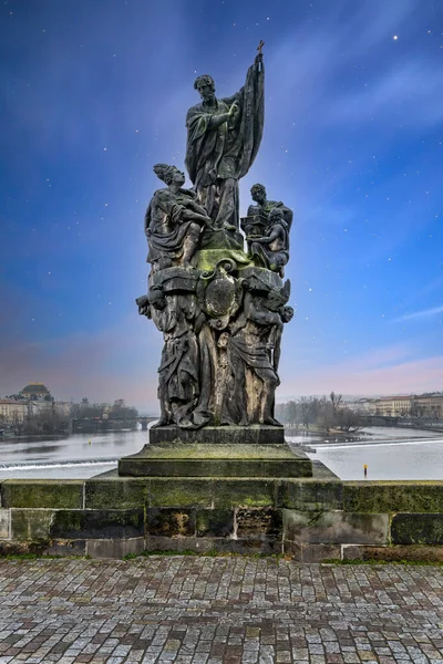 Çek Cumhuriyeti Prag Daki Ünlü Charles Köprüsü Üzerinde Heykel — Stok fotoğraf