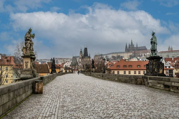 Çek Cumhuriyeti Prag Daki Ünlü Charles Köprüsü Üzerinde Heykel — Stok fotoğraf