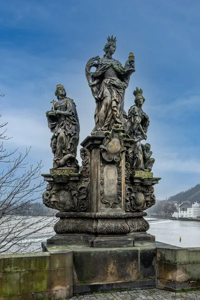 Çek Cumhuriyeti Prag 'daki ünlü Charles Köprüsü üzerinde heykel