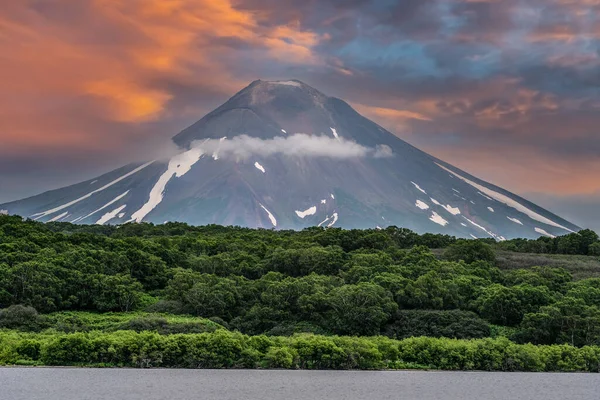 Vista Panorâmica Cidade Petropavlovsk Kamchatsky Vulcões Vulcão Koryaksky Vulcão Avacha — Fotografia de Stock