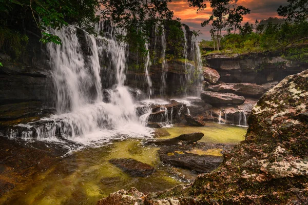 Kolombiya 'daki gökkuşağı nehri ya da beş renk nehri en güzel doğa yerlerinden biridir, adı Kristal Kanyon' dur.