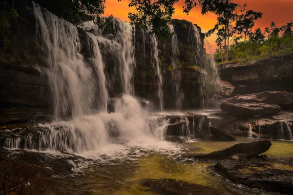 Kolombiya 'daki gökkuşağı nehri ya da beş renk nehri en güzel doğa yerlerinden biridir, adı Kristal Kanyon' dur.